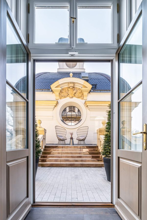 <div class="price"><span style="font-size:18px;"> </span> € 763</div>