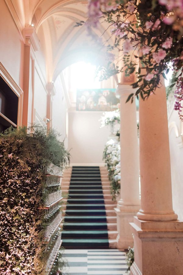 <div class="price"><span style="font-size:18px;"> </span> € 763</div>